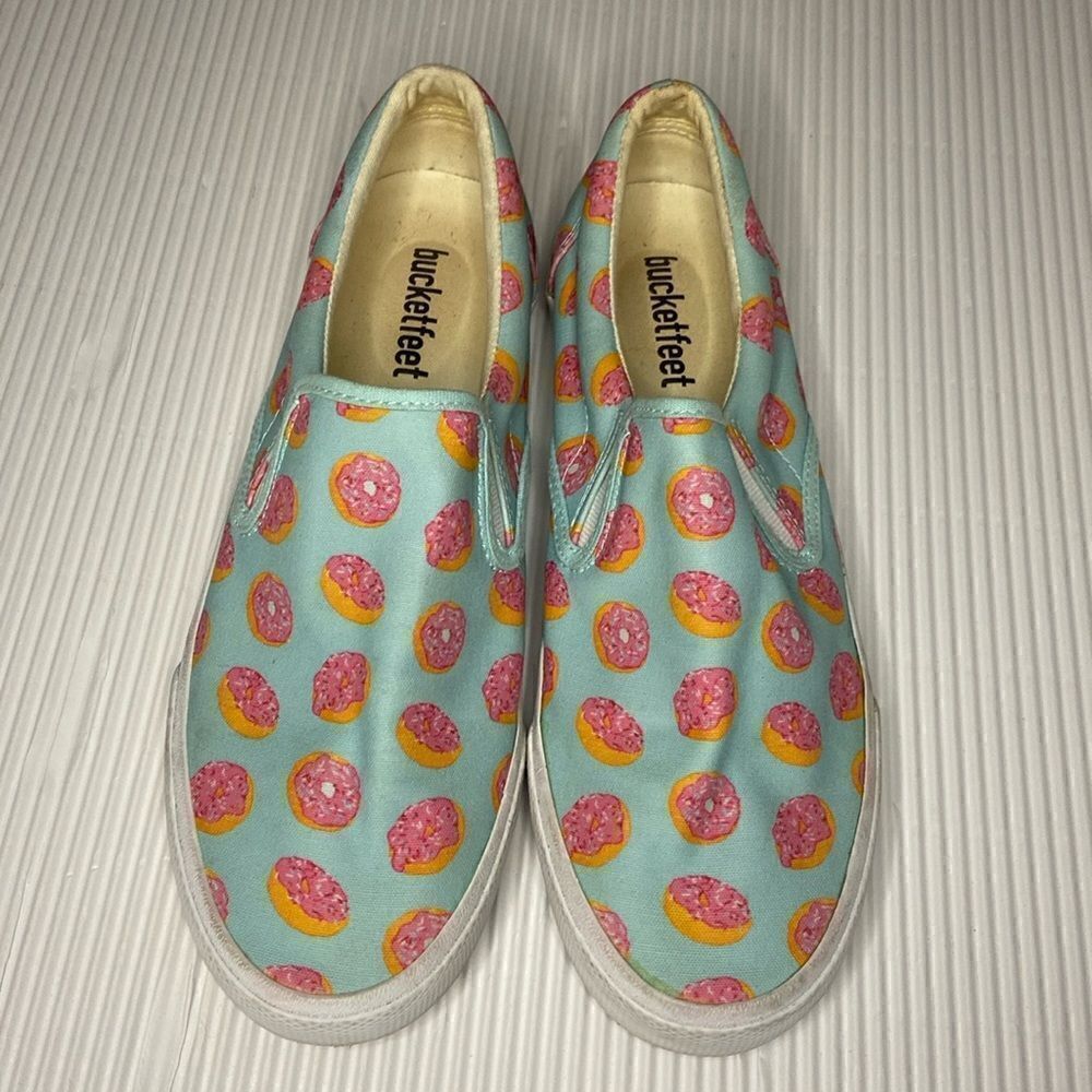 Women’s size 9 1/2 bucket doughnut Donut 🍩 slip on shoes